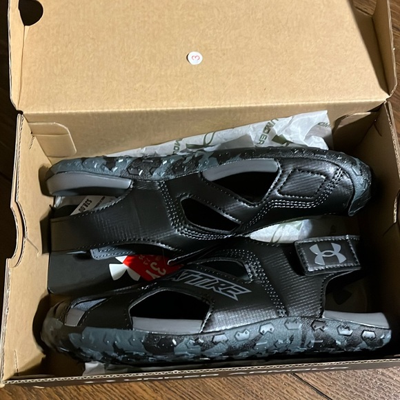 NWT 3y under armour sandals - Picture 1 of 5